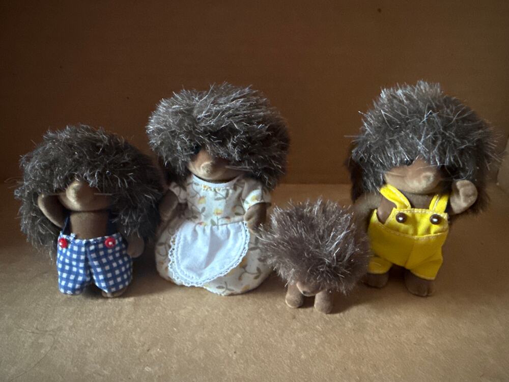 2009 Calico Critters Pickleweeds Hedgehog Family 4 pieces